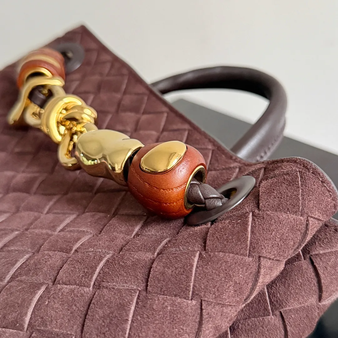 The new Andiamo batch of 3060 BV is shipped‼ ️The classic intercciato weaving process is used to create a soft bag, the metal knot is made of micro-cast aluminum using jewelry technology🪢, and the decorative beads are made of metal and hand-polished oak, allowing you to jump repeatedly between elegance and fun💃, making it unpredictable. Classic and versatile, it shows off your temperament, and the bag has a large capacity, making it very convenient for daily commuting! It has a variety of carrying methods, the shoulder straps can be adjusted by yourself, the original lambskin feels soft and delicate, and the unisex style breaks gender boundaries and brings a more practical and long-lasting use experience. The Andiamo, which has both elegant and casual styles, perfectly interprets the "fashionable old money style". Style number: 743568+wood hardware Color: suede black brown Size: 25*22*10.5cm